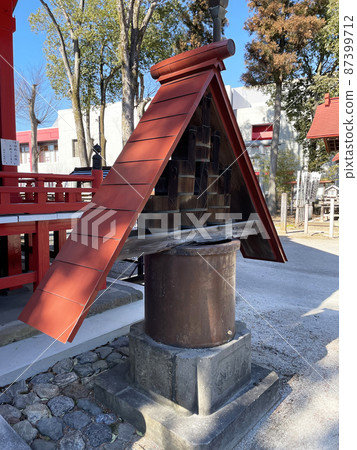 A rain pail 87399712