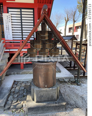 A rain pail 87399713