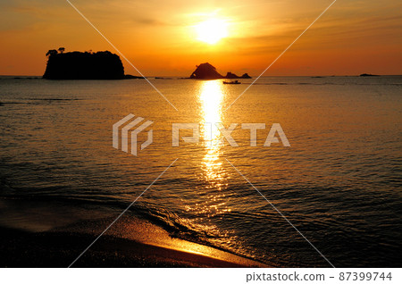 Sunrise in Kozaura [Kushimoto Town, Wakayama Prefecture] 87399744
