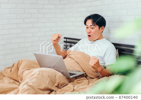 一個為筆記本電腦歡呼的人 87400140