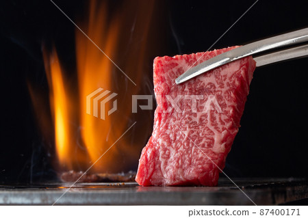 在烤肉店烤肉 87400171