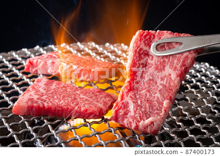 在烤肉店烤肉 87400173
