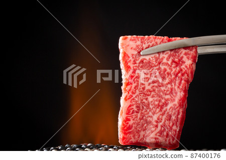 在烤肉店烤肉 87400176
