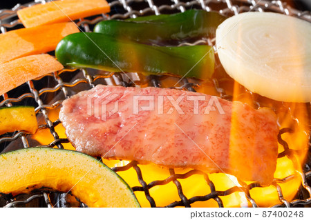 Bake meat at a yakiniku restaurant 87400248