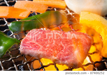 Bake meat at a yakiniku restaurant 87400252