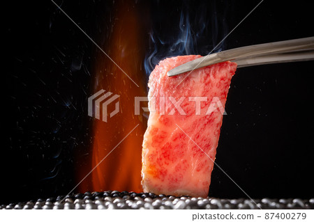 在烤肉店烤肉 在烤肉店烤肉 87400279