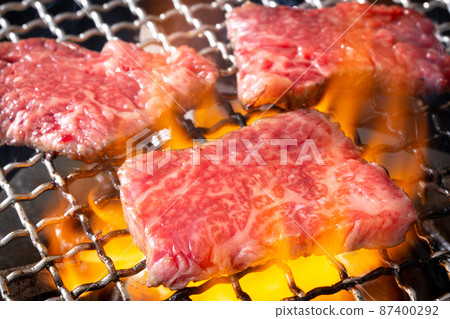 Bake meat at a yakiniku restaurant 87400292
