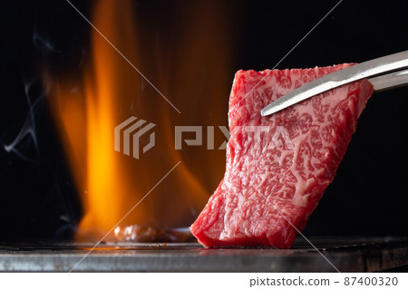 在烤肉店烤肉 87400320