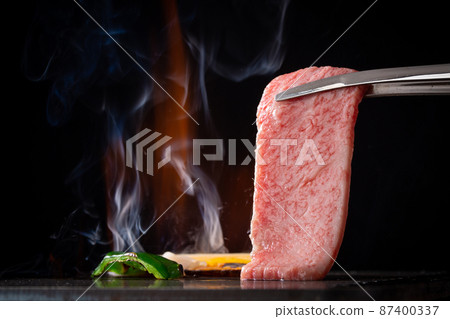 在烤肉店烤肉 87400337