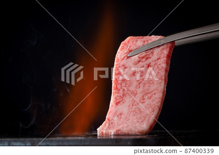 Bake meat at a yakiniku restaurant 87400339