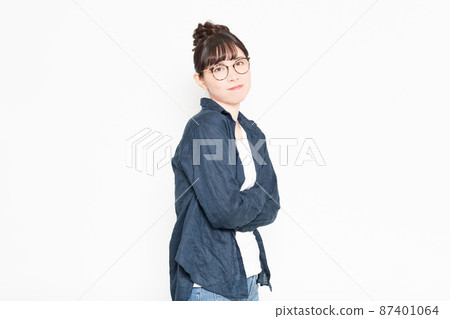 戴眼鏡的女人站在白色背景前,雙臂交叉 戴眼鏡的女人站在白色背景前,雙臂交叉 87401064