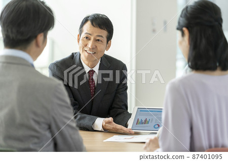 Middle-aged couple and salesman shooting cooperation "LINK FOREST" 87401095