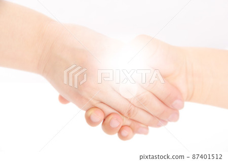 Hands of mother and child 87401512
