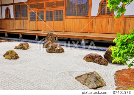 Fresh green Rin-no-ji stone garden 87401578