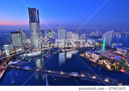 Yokohama Minatomirai office lighting and evening view of magic hour Yokohama Minatomirai office lighting and evening view of magic hour 87401605