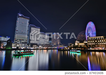 Yokohama Minatomirai Office The night view of the entire building and the street lights reflected in the harbor Yokohama Minatomirai Office The night view of the entire building and the street lights reflected in the harbor 87401606