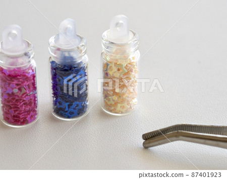 Lame vials and tweezers Lame vials and tweezers 87401923