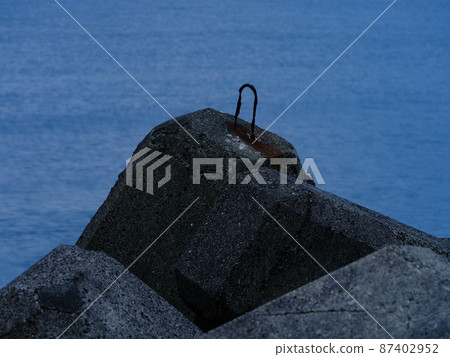 Rusted metal fittings for wave-dissipating block 87402952