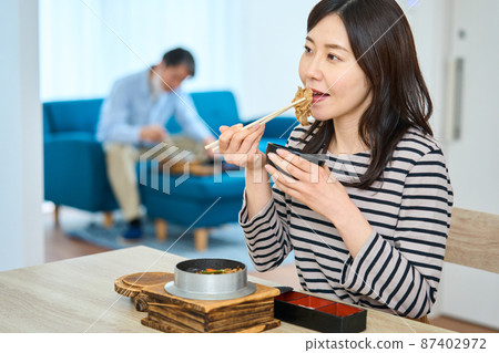 Close contact person waiting at home, refraining from going out, new corona 87402972