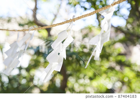 隨風飄揚的神社紙皮 87404183