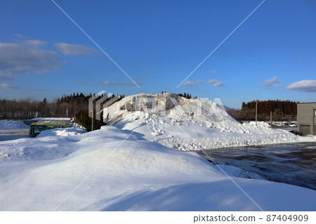 城市中一座巨大的雪山 城市中一座巨大的雪山 87404909