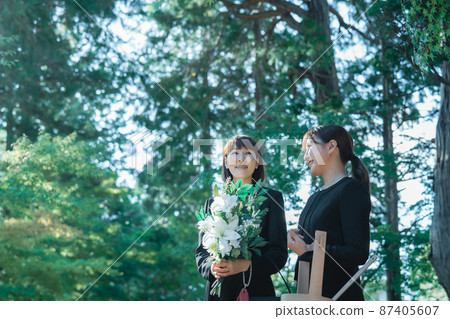 喪親家屬在葬禮上微笑送死者 喪親家屬在葬禮上微笑送死者 87405607