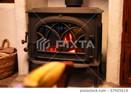 有燃燒的火的溫暖的木火爐 87405619
