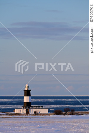 沐浴在夕陽中的能取岬燈塔 沐浴在夕陽中的能取岬燈塔 87405708