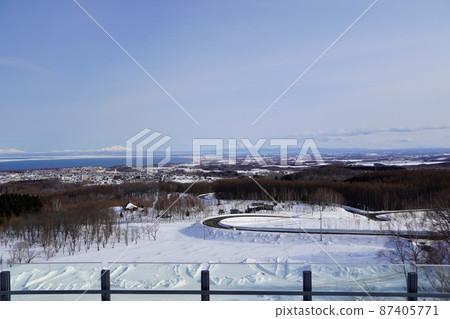 從鄂霍次克流冰館屋頂看到的知床半島 87405771