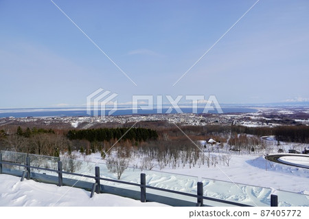 從鄂霍次克流冰館屋頂看到的知床半島 87405772