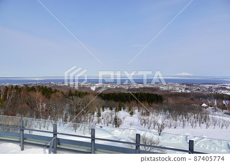 從鄂霍次克流冰館屋頂看到的知床半島 87405774