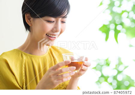 年輕女性喝茶喝茶放鬆健康下午茶時間 87405972