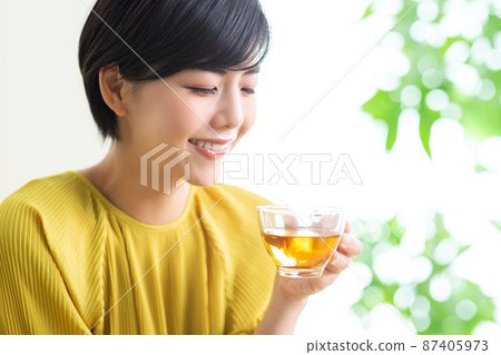 年輕女性喝茶喝茶放鬆健康下午茶時間 87405973