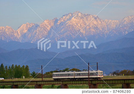 被夕陽染紅的立山山脈和鐵路 87406280