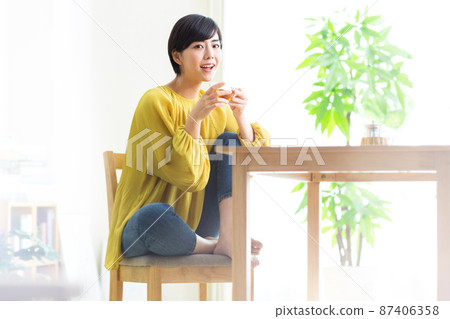 年輕女性喝茶喝茶放鬆健康下午茶時間 年輕女性喝茶喝茶放鬆健康下午茶時間 87406358