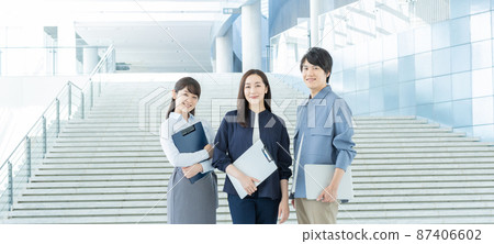 商務辦公室中 3 名商務人員的肖像橫幅大小 87406602