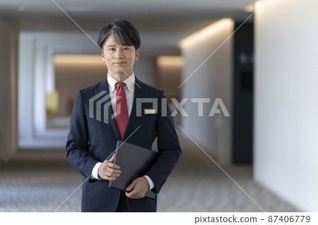 A businessman in his 50s with a nameplate, shooting cooperation "LINK FOREST" 87406779