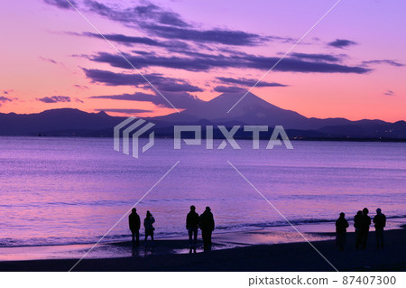 The sea, Mt. Fuji and the sunset 87407300