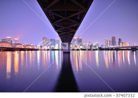 反映在河中的建築物 反映在河中的建築物 87407332