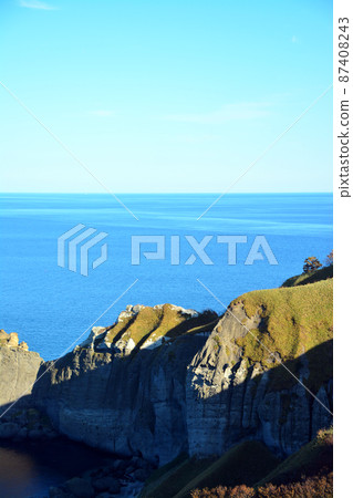 Chikiumisaki Lighthouse and the Pacific Ocean 87408243