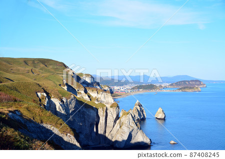 Chikiumisaki Lighthouse and the Pacific Ocean 87408245