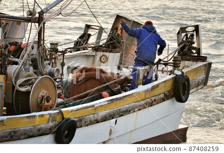 Scenery of fishing port Inspection of net 87408259