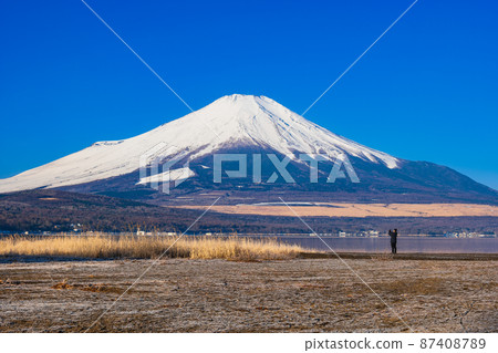 Winter view of Mt. Fuji from Lake Yamanaka 87408789