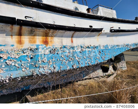 一艘底部有牡蠣殼的小漁船 87408806
