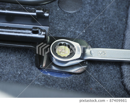 A glasses wrench that tightens bolts A glasses wrench that tightens bolts 87409981