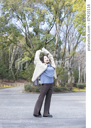 A young woman who grows comfortably at the Expo '70 Commemorative Park in Suita City, Osaka Prefecture A young woman who grows comfortably at the Expo '70 Commemorative Park in Suita City, Osaka Prefecture 87410116