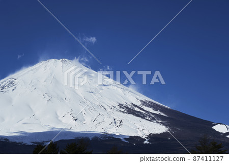 從御殿場一側看到的白雪皚皚的富士山 87411127