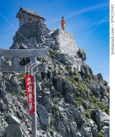 Pray for world peace from the summit of Mt. Tateyama 87411543
