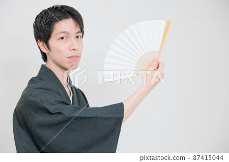 一件和服的日本人有一個開放的風扇 一件和服的日本人有一個開放的風扇 87415044