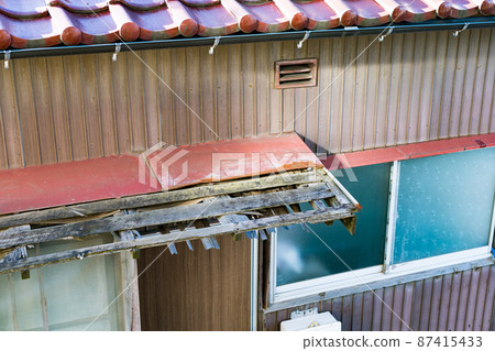 If you leave the galvanized iron peeling off in the lower house 87415433